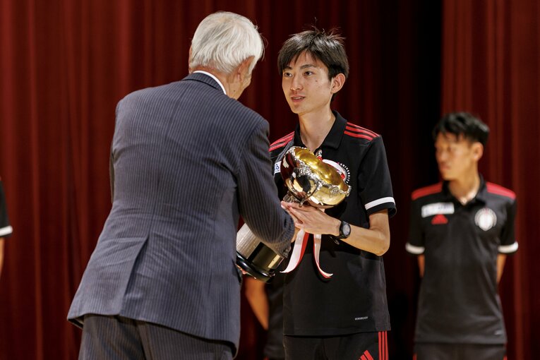 第56回全日本大学駅伝、表彰式での國學院大チーム　©Kiichi Matsumoto