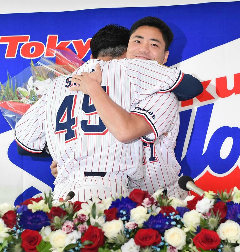 昨年9月、引退会見に駆け付けた中村悠平（右）と抱き合うヤクルトの嶋基宏　©JIJI PRESS