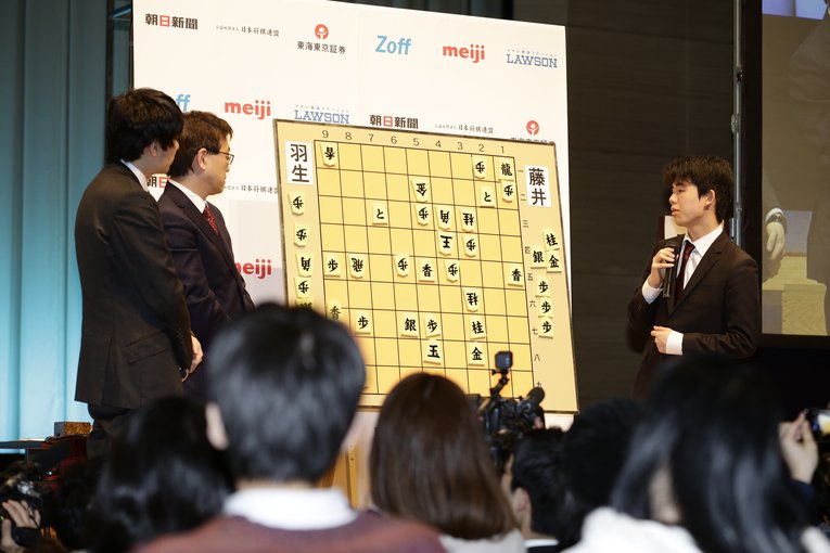 対局を振り返る羽生善治と藤井聡太　©︎Tadashi Shirasawa