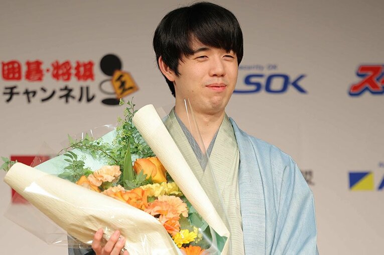 王将戦3連覇を果たし、笑顔を見せる藤井聡太八冠。この防衛劇でタイトル戦20連覇となった ／ photograph by JIJI PRESS