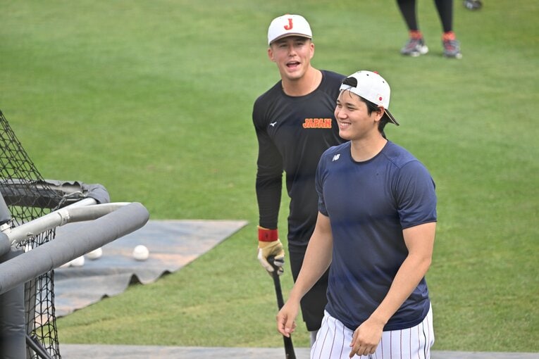 ヌートバーと談笑する大谷翔平　©Naoya Sanuki