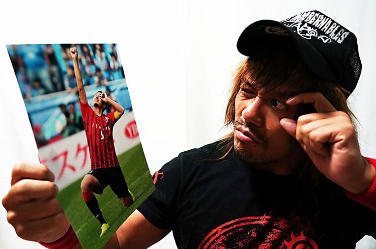 ついにサッカー界にまで、その影響力を及ぼすに至った内藤哲也のカリスマ。あとは「2冠」の公約を果たすのみだ。 ／ photograph by Essei Hara