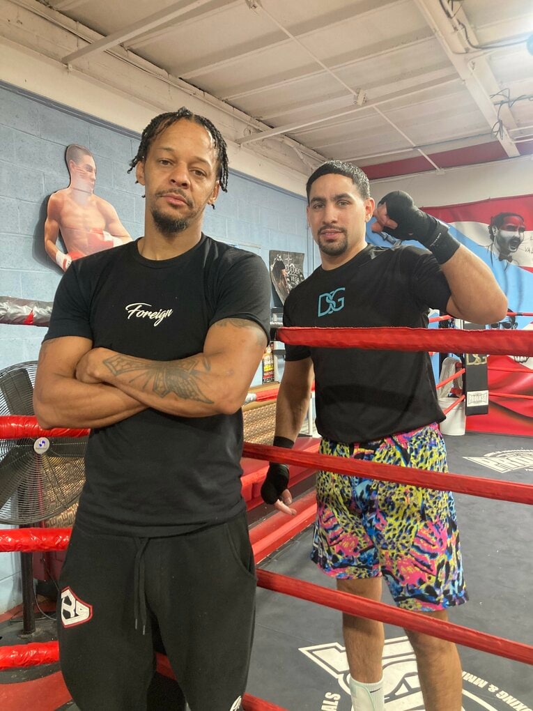 ジムの保有者であるダニー・ガルシア（右）と写真撮影に応じるワヒード・ラヒーム　©︎Daisuke Sugiura