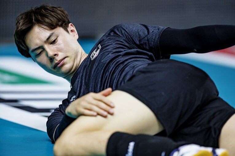 ストレッチする高橋藍（2022年パドヴァ時代）©︎Kiichi Matsumoto