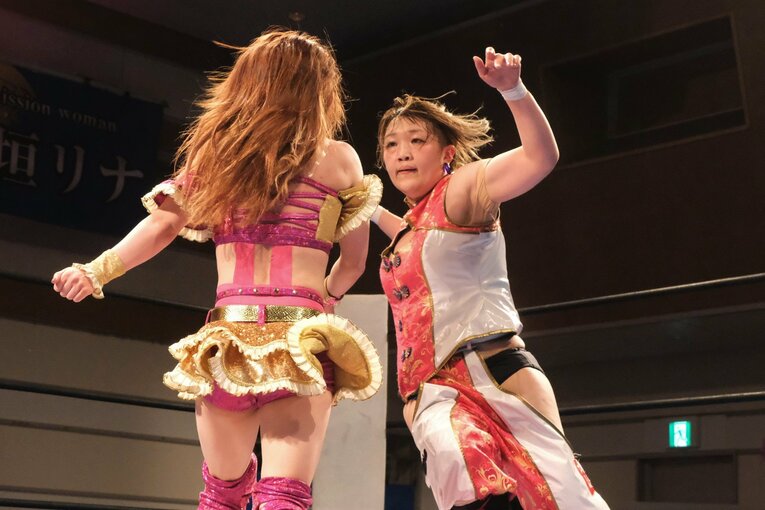 「女優vs交通情報のお姉さん」に18歳同士“意地の張り合い”対決も… 若手勢ぞろいの興行“ピースパ”に見る女子プロレスの未来(16)