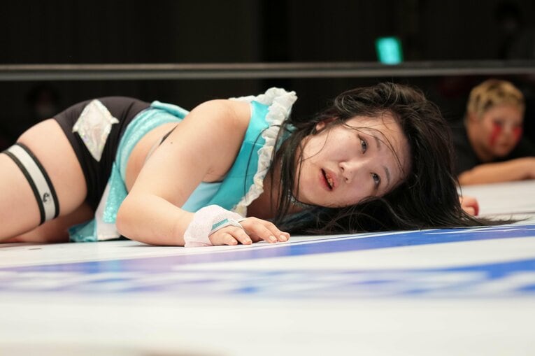 うつろな眼で上谷沙弥を見る玖麗さやか　©Essei Hara