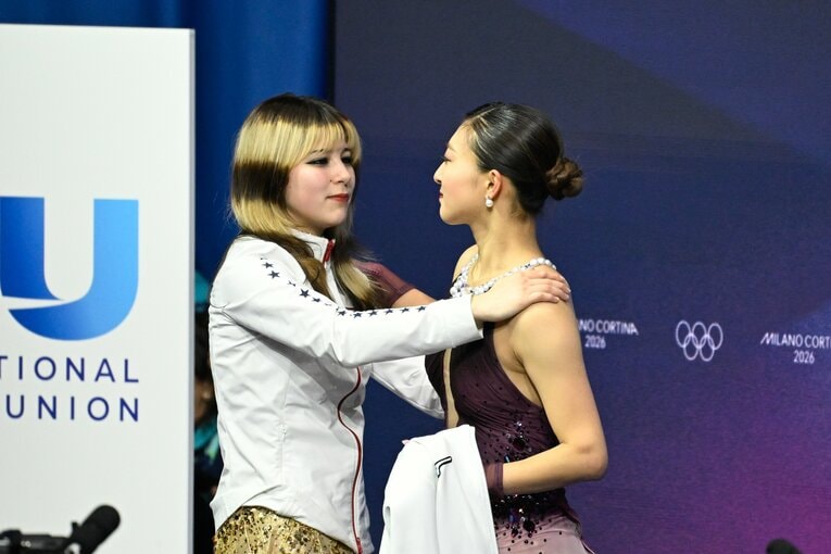 演技終了後、アリサ・リュウと称え合う坂本　©Asami Enomoto／JMPA