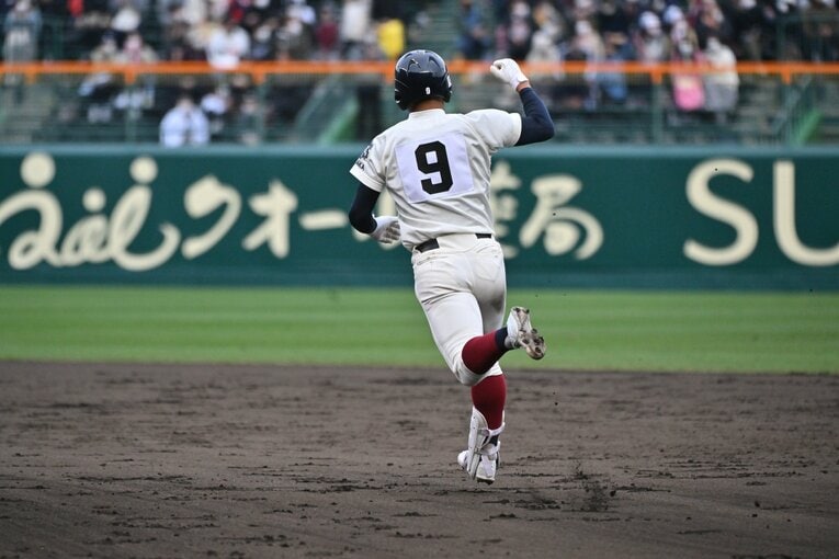 本塁打を放ちガッツポーズする谷口　©Hideki Sugiyama