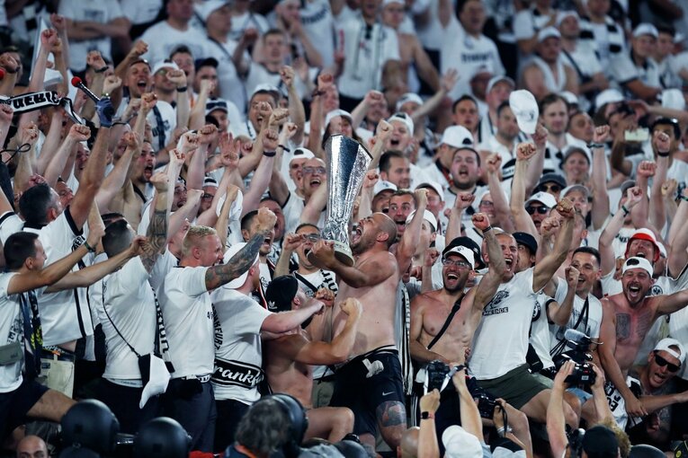 鎌田大地の号泣と“日の丸スパイク”に思い出す4年前の「カタールW杯には絶対出たいですよ」 長谷部誠とのEL優勝写真に“秘められた熱量”とは(51)