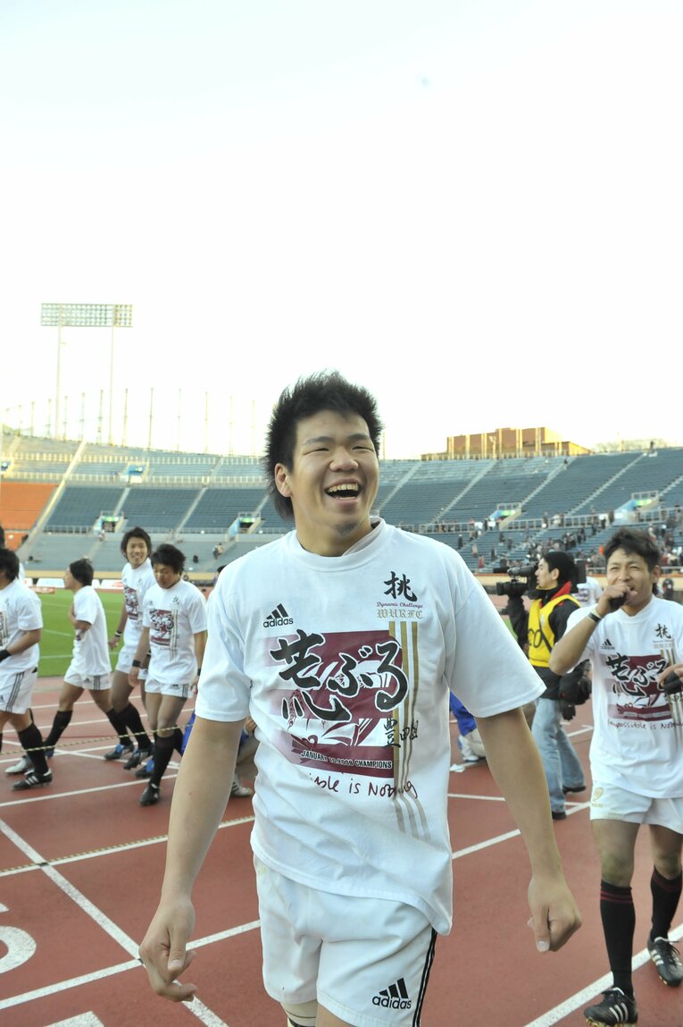 「荒ぶる」を歌い上げ、笑顔で声援に応える豊田　ⒸToshiya Kondo