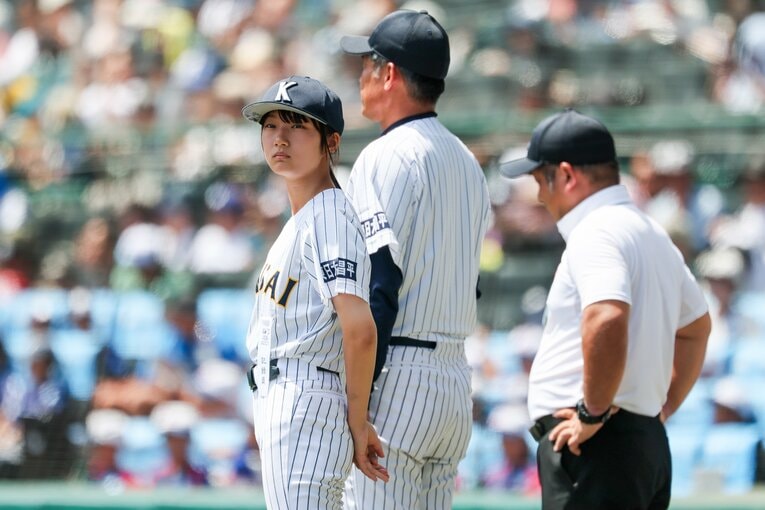星の姿に触発されたこともあり、甲子園ではユニフォーム姿でベンチに入る中野　©Asahi Shimbun