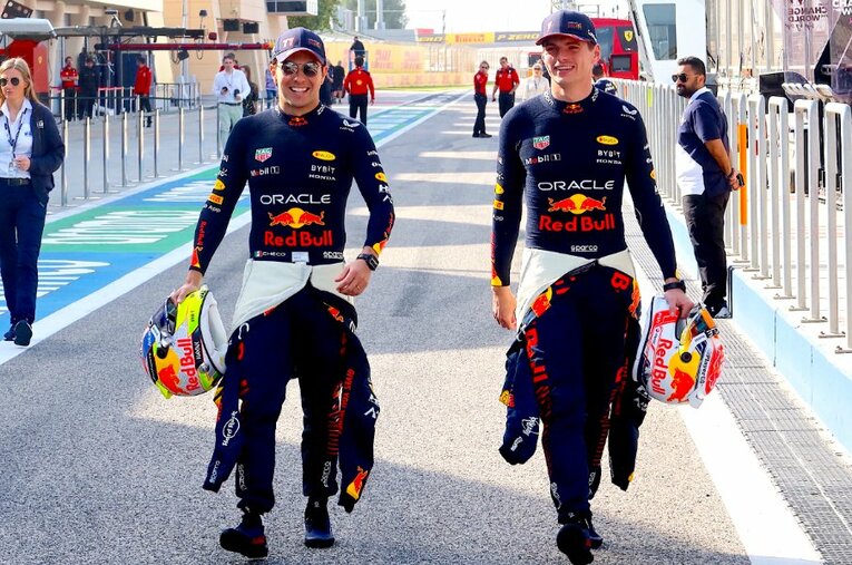 開幕直前のテストで好タイムをマークし、表情も明るいレッドブルのフェルスタッペン（右）とペレス ／ photograph by Masahiro Owari