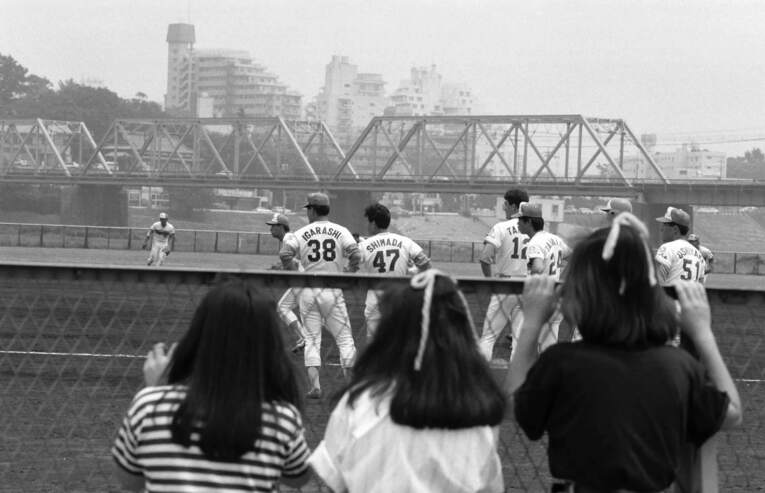 日本ハム2軍密着（1988年）。一軍をめざして練習する選手とそれを見つめる女性たち　©BUNGEISHUNJU
