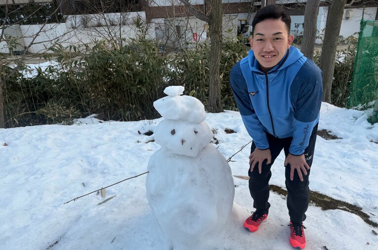 故郷の雪景色を楽しみにしていたという石垣。雪だるまを前にこの笑顔　©Chiba Lotte Marines