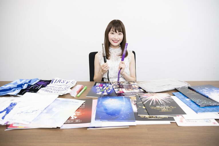 取材時には持参したパンフレットやグッズがずらり