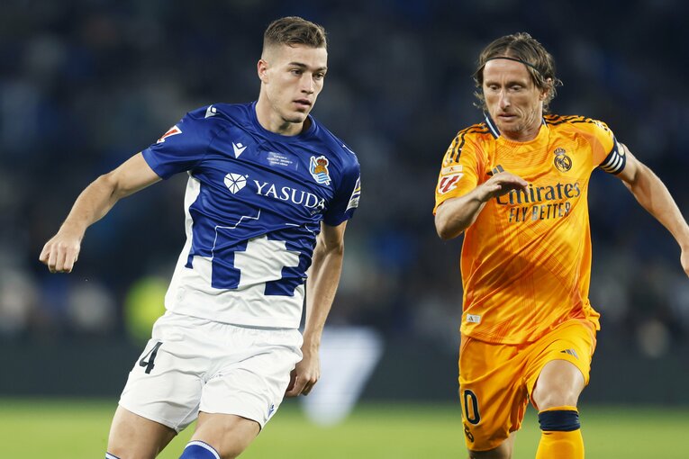 ソシエダ新加入のスチッチは、同郷のレジェンドであるモドリッチと対決　©Daisuke Nakashima