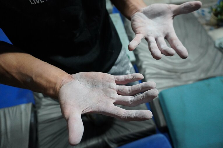 現在“ミスターSASUKE”こと山田勝己が率いる「黒虎」のエースである山本良幸。クリフハンガーの数cmの突起を掴むため、関節周りにも筋肉が…　©NumberWeb