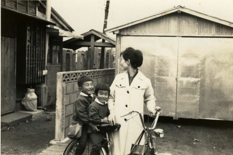 日高逸子（中央）と兄の馨也（左）は、母の優しさに触れながら幸せな日々を送っていた　※本人提供