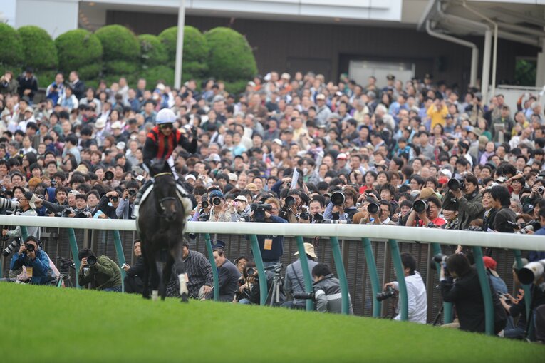 2010年日本ダービー、エイシンフラッシュ（内田博幸騎手）　©︎Keiji Ishikawa