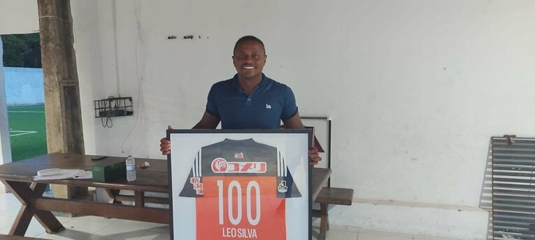 新潟での100試合出場を記念してクラブから贈られた記念のユニフォーム©Hiroaki Sawada