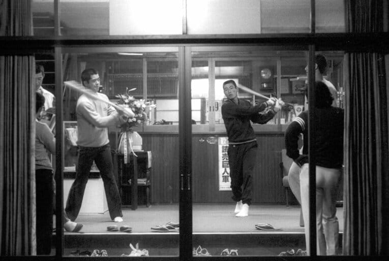 写真は「地獄の伊東キャンプ」で。練習後の夜も、宿舎で素振りを繰り返した　©Sankei Shimbun