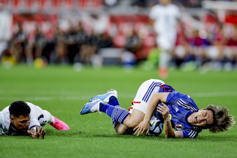 エルサルバドルのDFに倒され、PKを獲得した上田綺世　©Kiichi Matsumoto