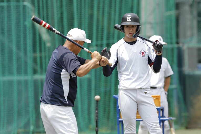 清原正吾に打撃指導をする慶大・堀井監督（今年6月の取材時） ©Shigeki Yamamoto