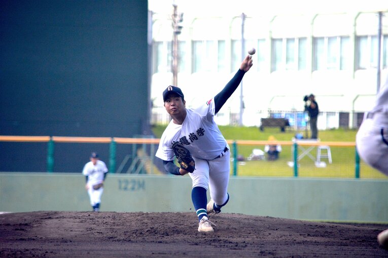 末吉の豪快な投球フォーム　©Takarin Matsunaga