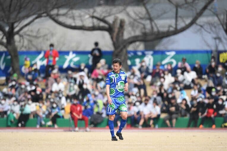 多くの観客がカズを見るためにスタジアムに集まった　©Masashi Hara