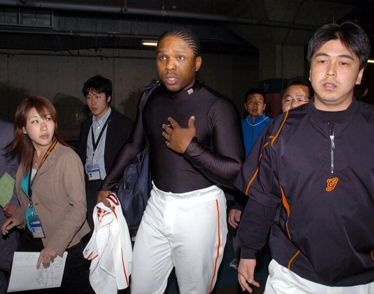 2005年4月26日ヤクルト戦。自分の守備を弘田澄男コーチに注意され、怒って帰るローズ。ローズは弘田コーチの胸ぐらをつかんだ　©Sankei Shimbun