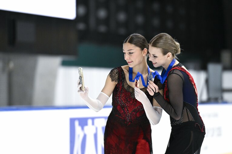 木下グループ杯表彰式。イグナトワとフロロワ（右）　©️Asami Enomoto