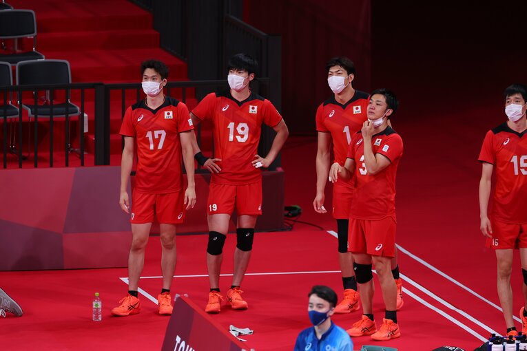 コートの外でもチームを盛り立てた藤井直伸（東京五輪）©︎JMPA