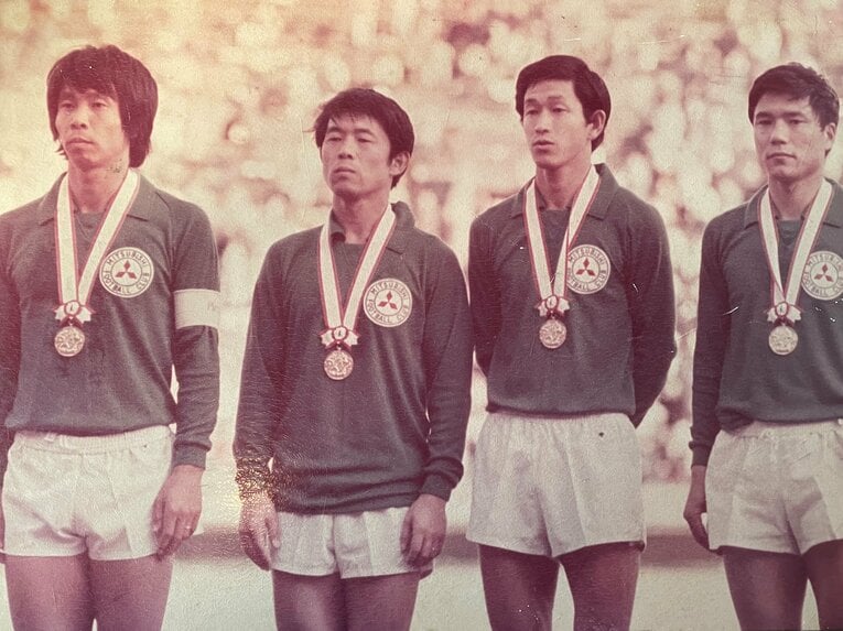 三菱重工時代に天皇杯を制した杉山隆一（左から2人目／本人提供）