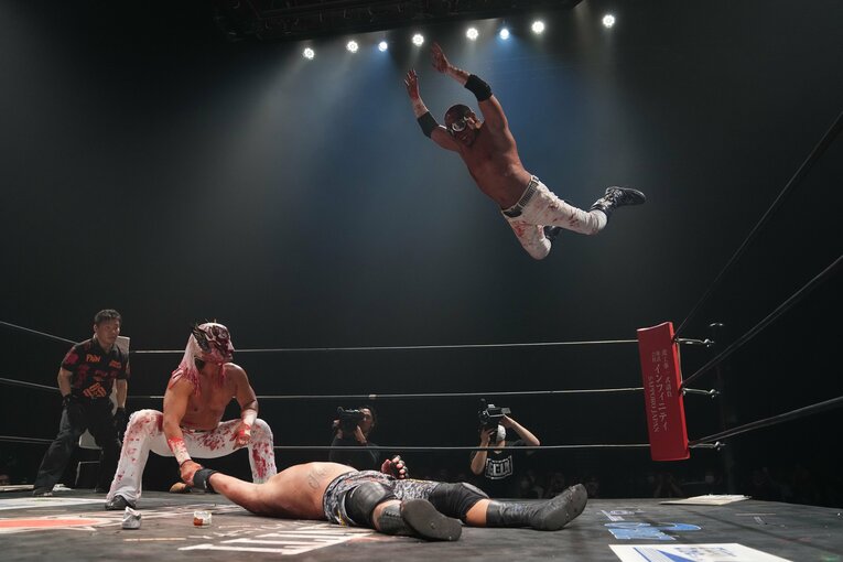 葛西純のパールハーバー・スプラッシュを“特等席”で見届けるエル・デスペラード（クリックすると「この記事の写真」に飛びます。流血等の過激な写真を含みますのでご注意ください）