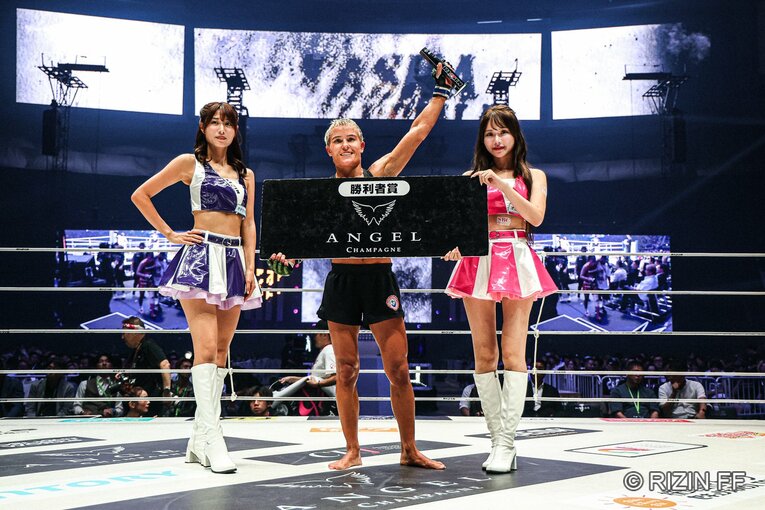 RENAvsクジュティナ　©RIZIN FF