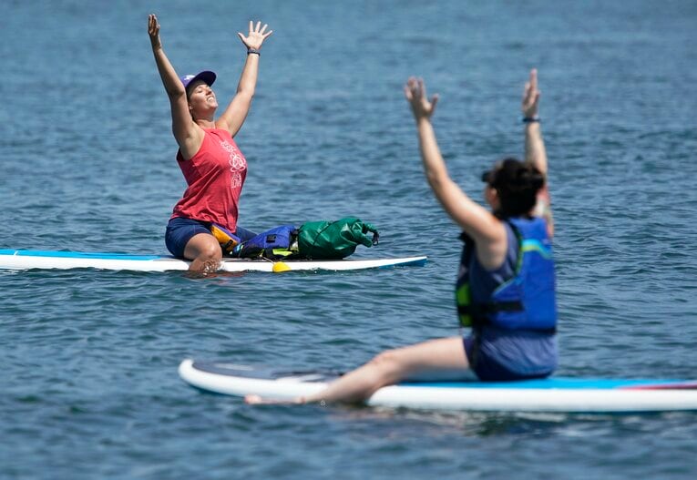ボードの上でヨガをする女性たち　©Getty Images