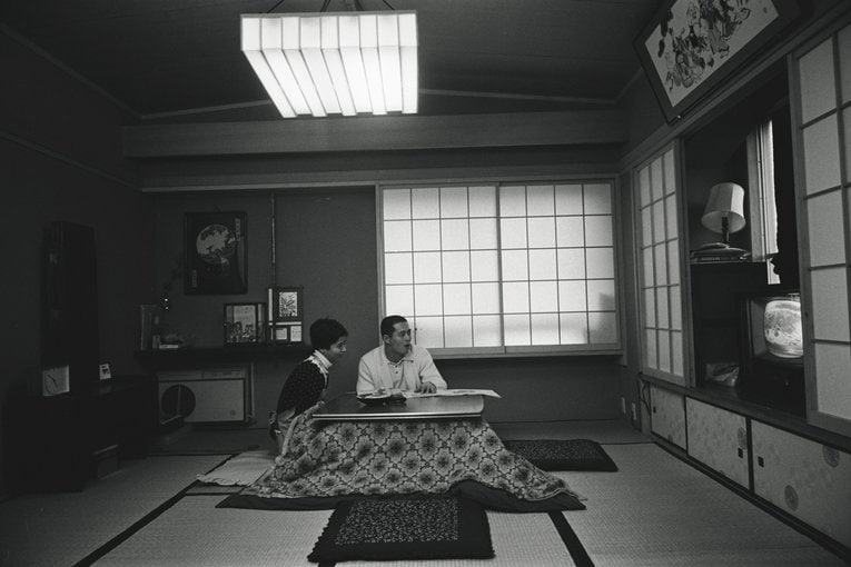 自宅でくつろぐ王夫妻（1967年）©︎Koji Kakuta