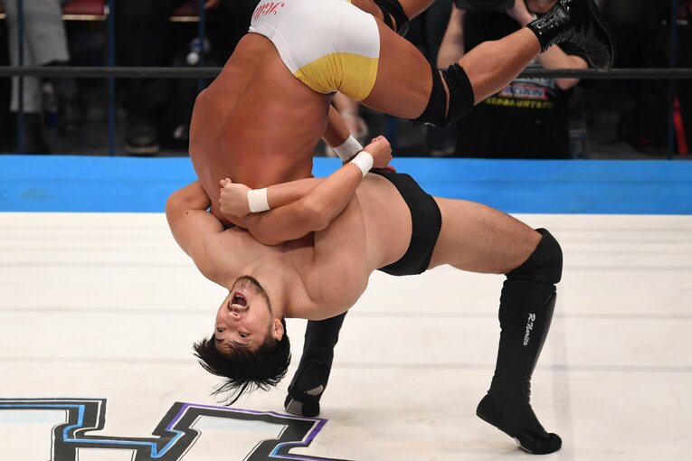 53歳の杉浦貴（NOAH）をフロントスープレックスで放り投げる25歳の成田蓮（新日本）