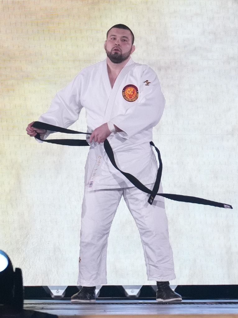 入場ゲートで柔道着の黒帯を解くウルフアロン　©Essei Hara