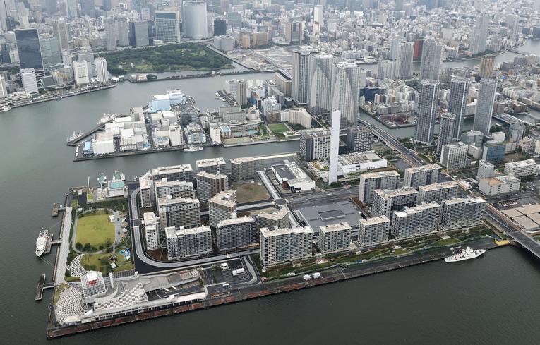 中央区の臨海地区に建設されている東京五輪・パラリンピックの選手村。大会後は1万人超が暮らす街「晴海フラッグ」となる（2020年7月撮影）　©KYODO