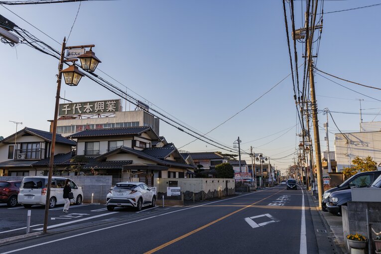 こちらが「原市大通り」。駅前の住宅街よりも“生活感”が溢れる