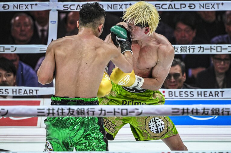 井上拓真の右フックが那須川天心の顔面をとらえた瞬間　©Takuya Sugiyama