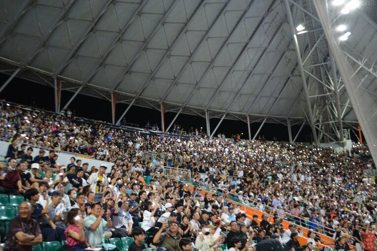 雨による中断中、コンサート会場のようになった観客席　©Takarin Matsunaga
