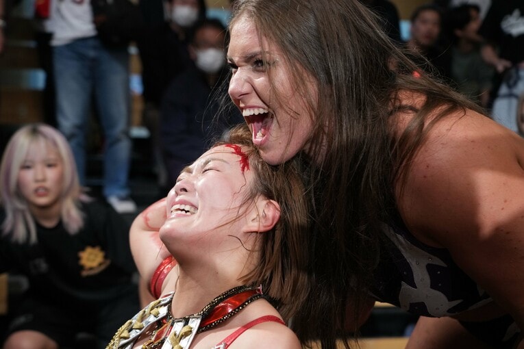 額から出血したSareeeを威嚇するボジラ　©Essei Hara