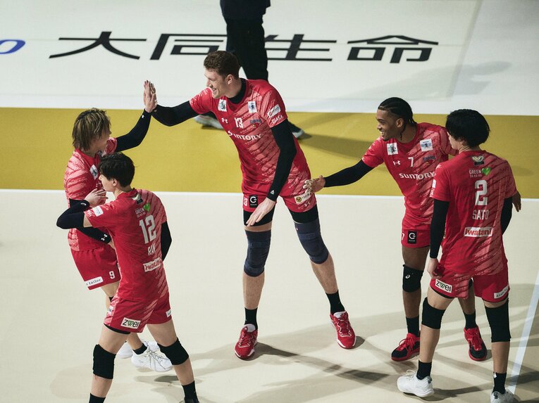 2m18cmのムセルスキー（13番）とハイタッチを交わす大宅　©︎Yuki Suenaga