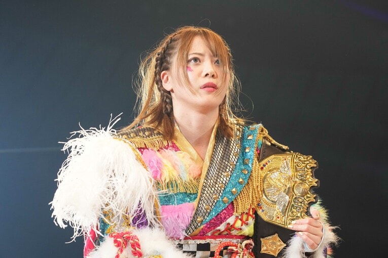 朱里に視線を送る岩谷麻優　©Essei Hara