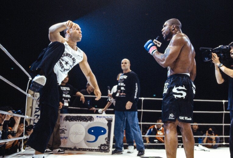 ジャクソンの挑発に乗ったシウバがリングイン　©Susumu Nagao