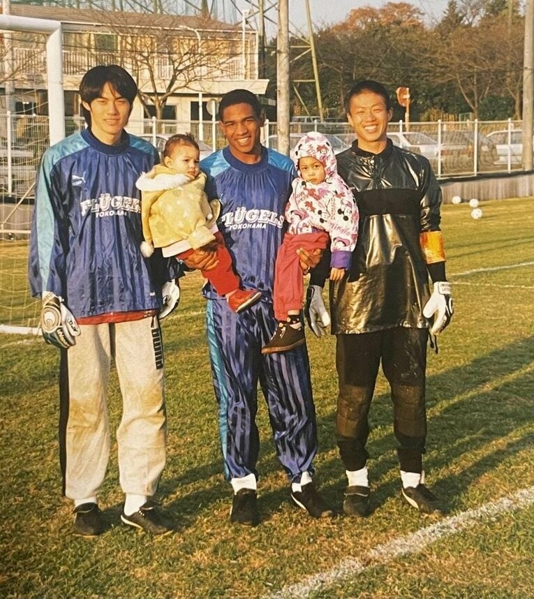 横浜フリューゲルス時代。抱いているのは、二人の娘。左はGK楢崎で、右はGK森敦彦　※本人提供