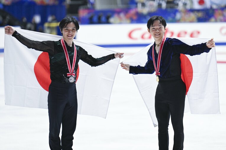 NHK杯で優勝した鍵山優真と2位の宇野昌磨2ショット　©︎Asami Enomoto