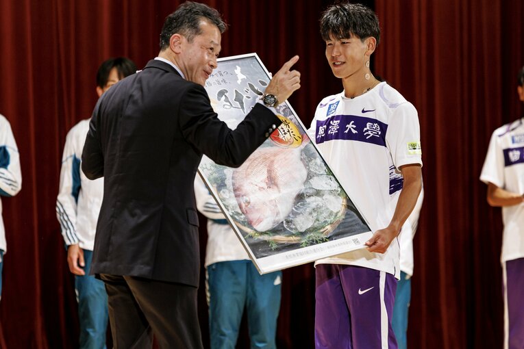 全日本駅伝、表彰式の駒澤大の面々　©Kiichi Matsumoto